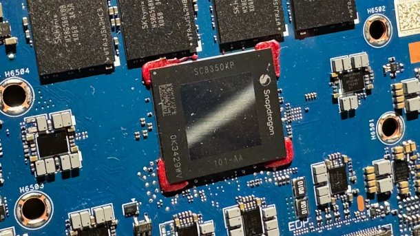ARM Prozessor Snapdragon X auf einem Mainboard