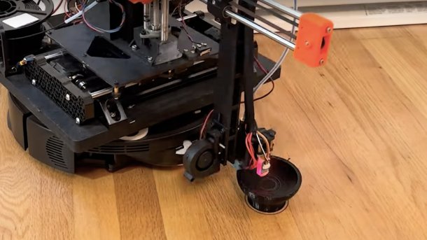 3D printer prints on the floor
