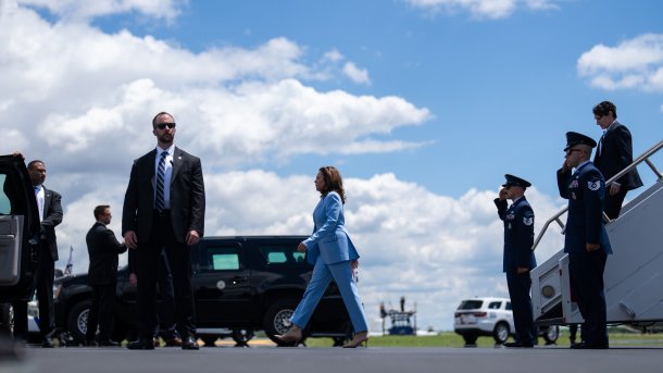 Mehrere Personenschützer mit Kamala Harris am Flughafen