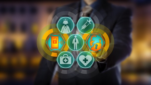 Person zeigt auf verschiedene Icons im Gesundheitswesen, darunter zum Beispiel eine Spritze