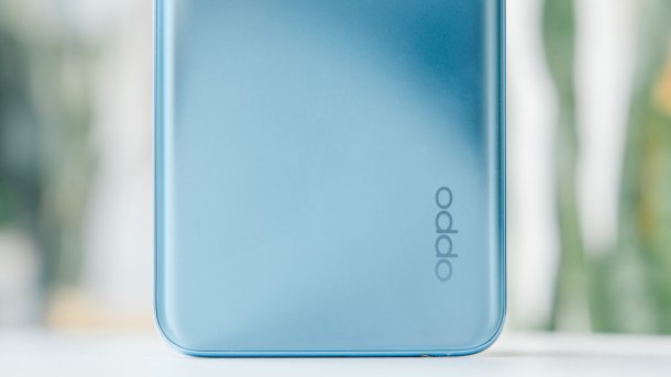 Handy mit Oppo-Schriftzug