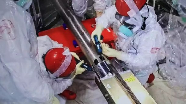 TEPCO-Mitarbeiter bereiten den Roboterzugang zum Reaktorkern vor.​