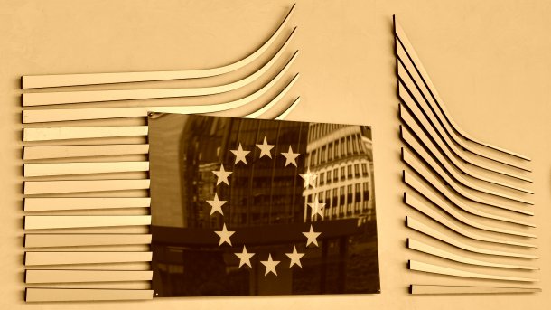 Logo am Berlaymont-Gebäude in Fehlfarben