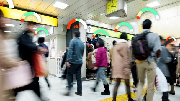 Menschen laufen mit Scoring-Daten überm Kopf herum.
