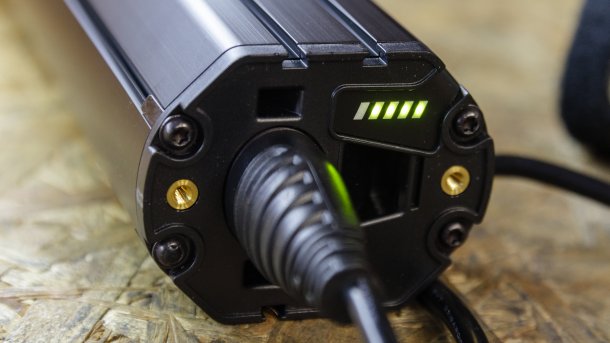 Zum Laden angeschlossener Akku eines E-Bikes