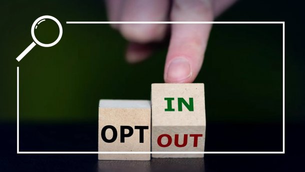 Zwei Würfel, auf einem steht in schwarzen Buchstaben "OPT". Direkt daneben befindet sich ein zweiter Würfel, der vom roten "OUT" zum grünen "IN" wechselt.