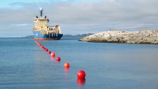 Schiff legt Seekabel