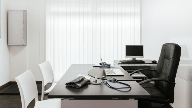 Leeres Sprechzimmer beim Arzt.