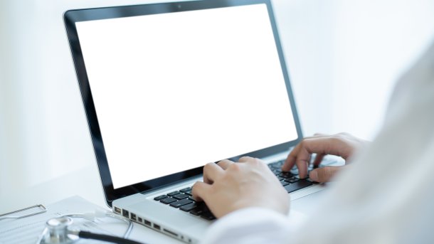 Ärztin vor einem leeren PC