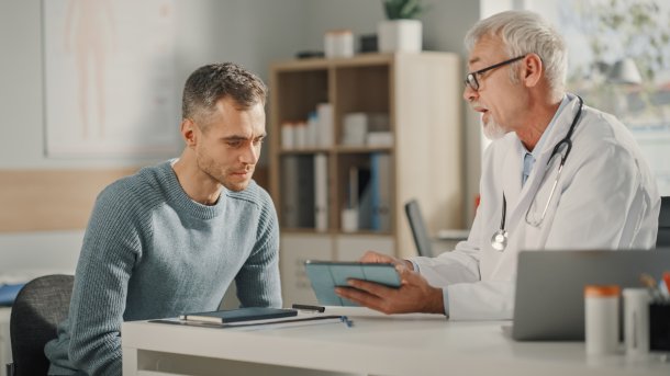 Mann beim Urologen