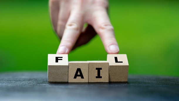 Buchstaben aus Holzklötzen zeigen die Worte F(AI)L.