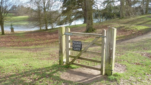 Gartentor ohne Zaun daneben, Schild "Please close gate"