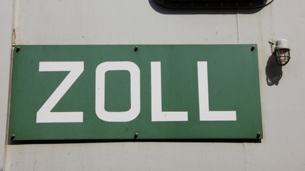 Grünes Schild mit weißer Aufschrift "ZOLL"