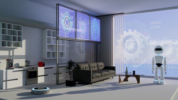 Smart Home, in dem ein Roboter auf dem Teppich steht, während ein Saugroboter seine Arbeit verrichtet. An der Wand hängt ein großer Bildschirm, im Hintergrund ein Sofa und übliche Einrichtungsgegenstände eines Wohnzimmers.