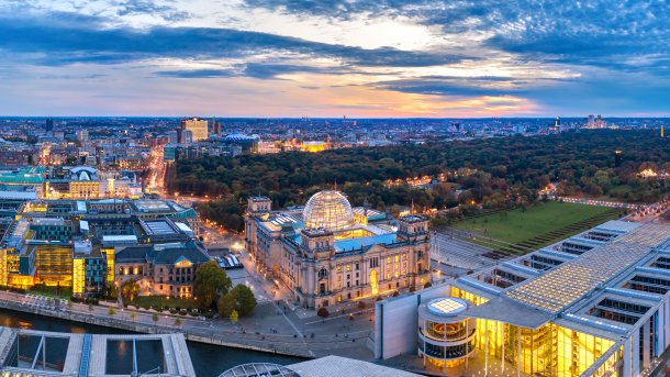 Luftbild von Bundestag und Bundeskanzleramt in Berlin