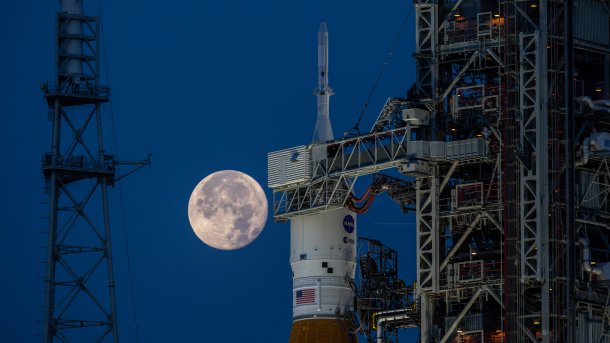 Mond hinter Orion-Kapsel auf SLS-Rakete
