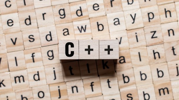 Buchstabenwürfel mit C und Plus