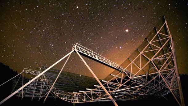 Schalenförmiges Teleskop vor Sternenhimmel