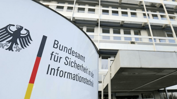 Schild "Bundesamt für Sicherheit ... Informationstechnik", im Hintetgrund ein weißes Bürogebäude 