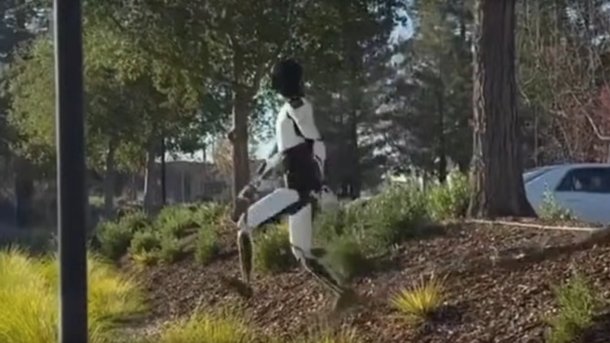 Tesla Optimus runs down a slope.