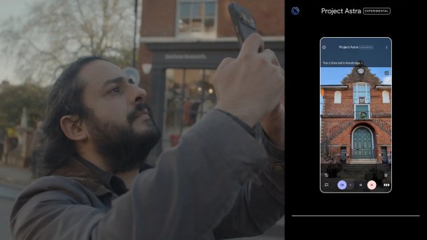 Nutzer schaut auf erhobenes Handy mit  Googles Projekt Astra zur Identifizierung eines Gebäudes