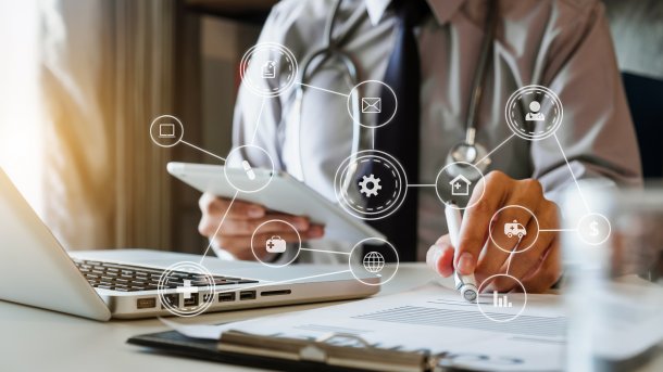 Medizinische Forschung an einem Computer, ein Kodierer bei der Arbeit