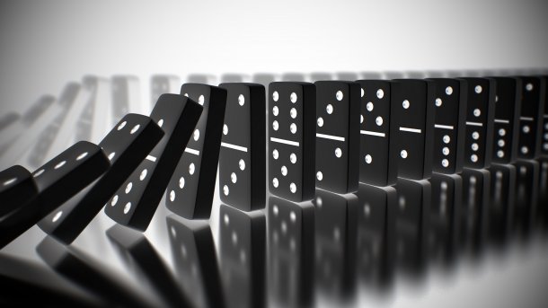 Bitcoin,Destroyed,Financial,Anonymity.,Domino,Effect,Shot.,Rows,Of,Dominoes,Crash,Pleite