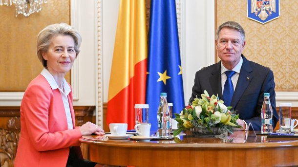 Ursula von der Leyen und der noch amtierende Staatspräsident Rumäniens, Klaus Iohannis, im Dezember 2022 in Bukarest.