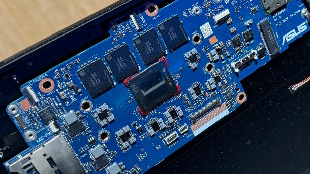 Offenes Notebook mit Qualcomm Prozessor