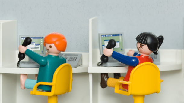 Callcenter symbolisiert durch 2 Playmobil-Figuren