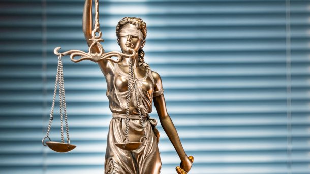 Golden statue of Justicia