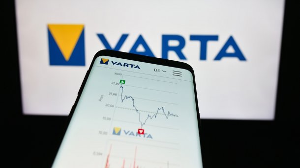 Varta-Schriftzug auf dem Bildschirm eines Laptops zu sehen, davor ein Smartphone.