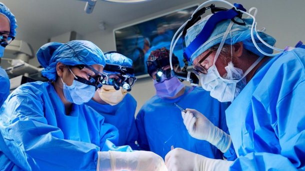 Mediziner im Operationssaal bei der Arbeit