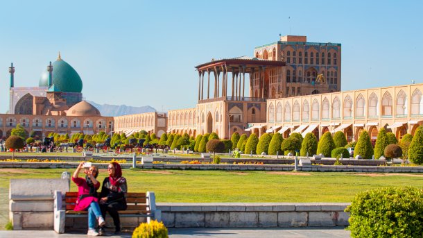 Frauen machen Selfie vor Moscheen in Isfahan