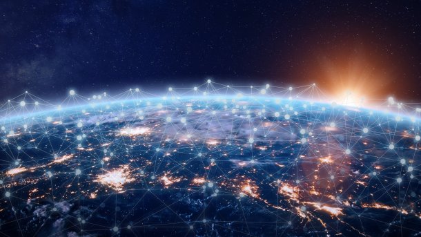 Künstlerische Darstellung eines Teils der Erdkugel mit vielen Satelliten; im Hintergrund ein Sonnenuntergang