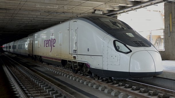 Ein Zug des Typs Talgo Avril