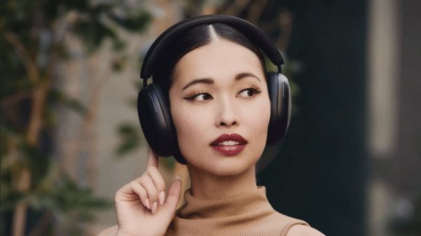 Einsatz der Sonos Ace bei Nutzerperson