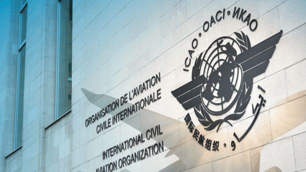 Logo der ICAO an einer Hauswand