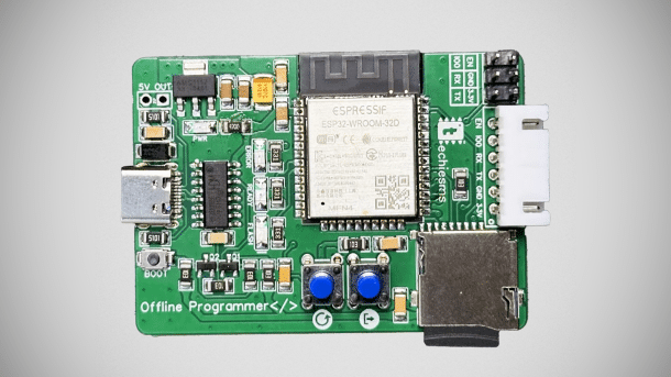 Der Flasher ist von oben fotografiert. Es ist eine Platine im Visitenkartenformat. Oben in der Mitte sitzt ein ESP32-Modul. Links an der Seite ein USB-C-Port und unten rechts ein microSD-Karten-Steckplatz.