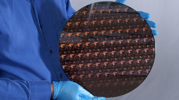 Mann hält einen Wafer in der Hand