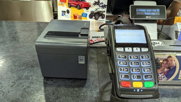 Kreditkarterterminal, daneben ein Thermodrucker