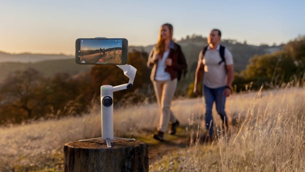 Das Gimbal Insta360 Flow 2 bei der Aufnahme von zwei Wanderern auf einem Hügel.