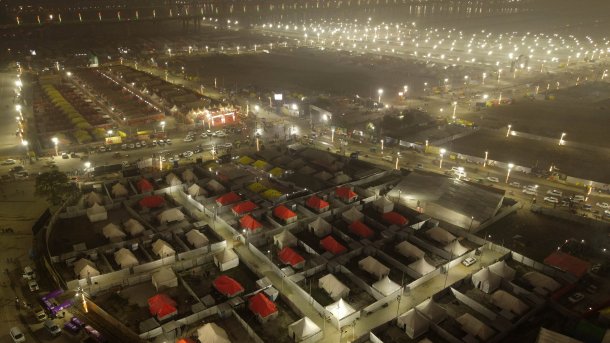 Leere, hell erleuchtete Zeltstadt in Prayagraj