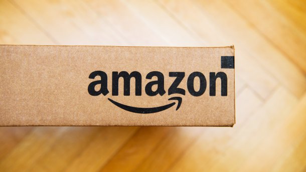 Paket mit Amazon-Schriftzug