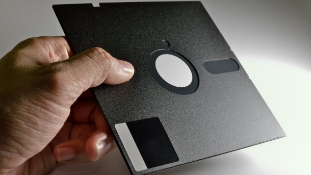 Hand hält eine 5,25-Zoll-Diskette