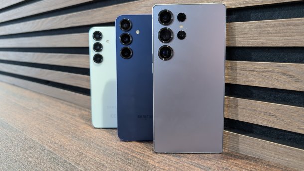 Samsung Galaxy S25, S25+ und S25 Ultra nebeneinander