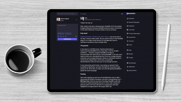 Ein Beitrag auf Mastodon auf einem Tablet, daneben eine Kaffeetasse