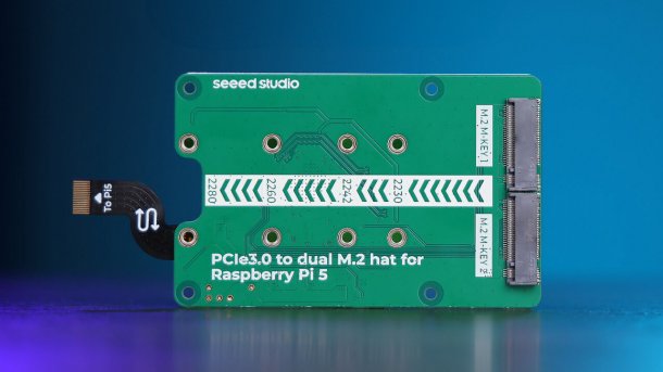 Raspberry-Pi-5-Adapter von Seeed Studio vor blauem Hintergrund