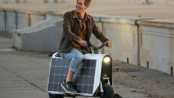 Key visual zum Artikel mit dem Titel Photovoltaik-Elektroroller Lightfoot Scooter: Hab Sonne im Koffer | heise autos