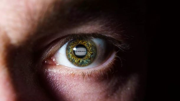 Worldcoin-Logo in einer Pupille